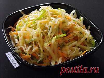 Рецепт салата из кольраби с морковью и болгарским перцем   Ингредиенты 
Кольраби – 300 гр.
Морковь – 150-200 гр.
Лук репчатый – 1 маленькая головка
Перец болгарский зелёный – 150 гр.
Подсолнечное масло нерафинированное – 3-4 ст.л.
Соль – 1/2 ч.л.
Информация
Салат
Порций – 2.
Время приготовления – 15 минут.
  - рецепт с фото