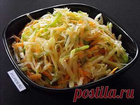 Рецепт салата из кольраби с морковью и болгарским перцем   Ингредиенты 
Кольраби – 300 гр.
Морковь – 150-200 гр.
Лук репчатый – 1 маленькая головка
Перец болгарский зелёный – 150 гр.
Подсолнечное масло нерафинированное – 3-4 ст.л.
Соль – 1/2 ч.л.
Информация
Салат
Порций – 2.
Время приготовления – 15 минут.
  - рецепт с фото