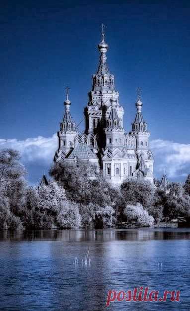 Собор Святых Апостолов Петра и Павла в Петергофе (1895-1905) | Mysterious Peterhof, Russia. Looks like a beautiful version of the castle in the sea, from Ink Heart. | Jeannine Mantooth приколол(а) это к доске Russia (Russian Federation)…