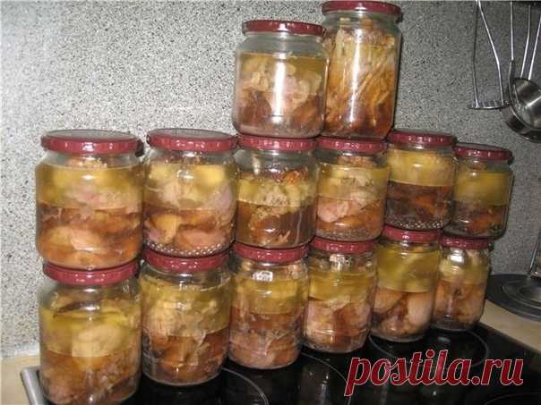 Запись на стене Тушенка из курицыПонадобится:куриные окорочка – 3 штуки (около 1,2 килограмм)лук репчатый небольшого размера – 1 штука (около 40 грамм)лавровый лист – 2 листочкачерный перец – горошек – 7-10 штуксоль – около 11/4 чайной ложкиРецепт приготовления:Куриные окорочка помыть, освободить от кожицы, так как считается, что в ней очень много холестерина, а он нам ни к чему, и место скопления вредных веществ.Репчатый...