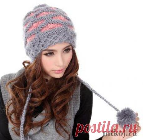 Вязаная шапка с узором сот.
