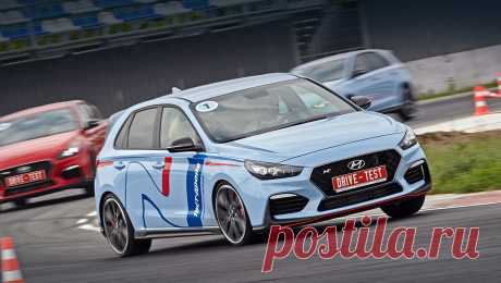 Атакуем поребрики Мячково парочкой хот-хэтчей Hyundai i30 N В подмосковном Мячкове двухлитровый Hyundai i30 N представлен нам сразу в двух исполнениях. Красный автомобиль — это налогово-льготный Sport мощностью 249