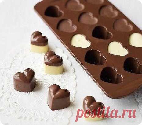 Домашний шоколад за 10 минут!
Вам потребуется всего 4-ре простых ингредиента, которые есть в каждом доме!
Ингредиенты:
какао - 100г
сахар - 1ч.л.
сливочное масло - 50г
молоко - 2ст.л.
Приготовление:
1. Вылить молоко в кастрюлю и нагреть на медленном огне, не доводя до кипения.
2. Добавить сахар и порошок какао.
3. Растопить сливочное масло на водяной бане и добавить к молоку.
4. Перемешать и довести смесь до кипения.
5. Готовить на медленном огне около 2 минут.
6. Разлить шоколад по формам и п