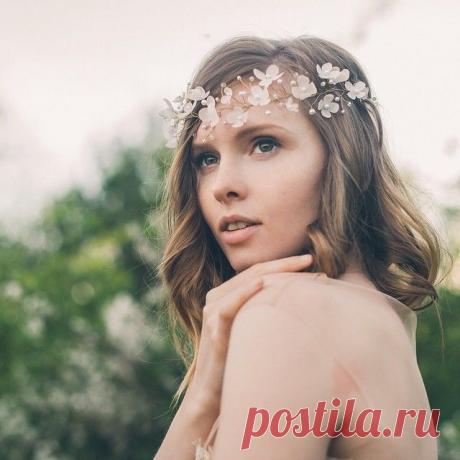 Веночек с нежными цветочками пудрово-розового цвета #olgadelice в наличии!!! 🌸🌸🌸 Снято на #koliberdinworkshopspb2015 Фото @adelvafin_ Оформление/образ @peonystudio Торт @nabirka_ru Флористика @guzzenka Сорочка @bisou_lingerie Макияж и прическа @anya_konopleva Платье @bluebells_dress