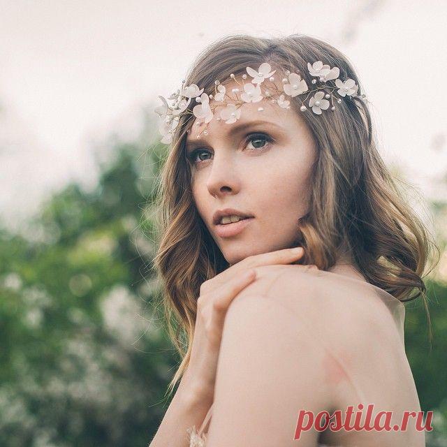 Веночек с нежными цветочками пудрово-розового цвета #olgadelice  в наличии!!! 🌸🌸🌸 Снято на #koliberdinworkshopspb2015 Фото @adelvafin_ Оформление/образ @peonystudio Торт @nabirka_ru Флористика @guzzenka Сорочка @bisou_lingerie Макияж и прическа @anya_konopleva Платье @bluebells_dress