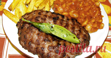 Знаменитая сербская плескавица: внушительное блюдо с насыщенным вкусом - Вкусные рецепты - медиаплатформа МирТесен Эта внушительных размеров котлета — знаменитая сербская плескавица. Звезда стритфуда на Балканах, бесспорный фаворит среди туристов! Совершенно необычная вещь с максимально насыщенным вкусом, потому что готовится эта мечта мясоеда без добавления яиц, хлеба, сухарей и муки. Название свое блюдо...