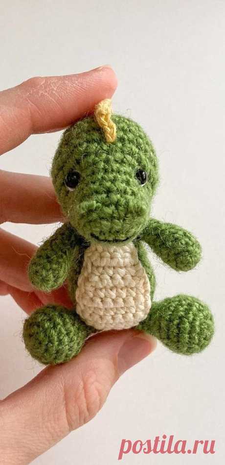 PDF Дино крючком. FREE crochet pattern; Аmigurumi animal patterns. Амигуруми схемы и описания на русском. Вязаные игрушки и поделки своими руками #amimore - динозавр, маленький динозаврик.