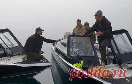 Среди спасенных пассажиров в ЧП с вертолетом на Камчатке ребенка нет. Губернатор Камчатского края Владимир Солодов также пояснил, что поисково-спасательная операция на Курильском озере продолжается, обследован берег водоема, обломки вертолета не были найдены
