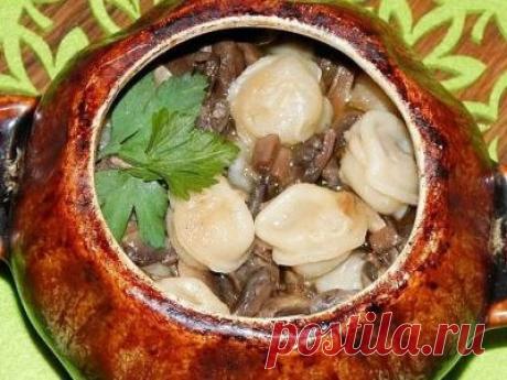 Пельмени с грибами в горшочках