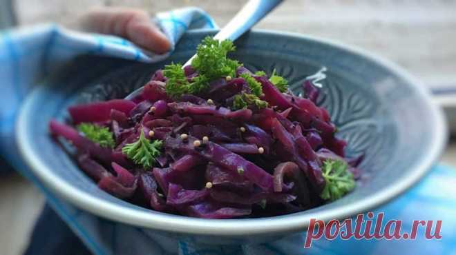 Краснокочанная капуста, тушенная с яблоками: очень необычный подход