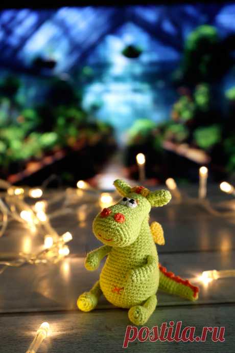 PDF Дракон Митрил крючком. FREE crochet pattern; Аmigurumi toy patterns. Амигуруми схемы и описания на русском. Вязаные игрушки и поделки своими руками #amimore - маленький дракон, дракончик, динозавр, динозаврик.