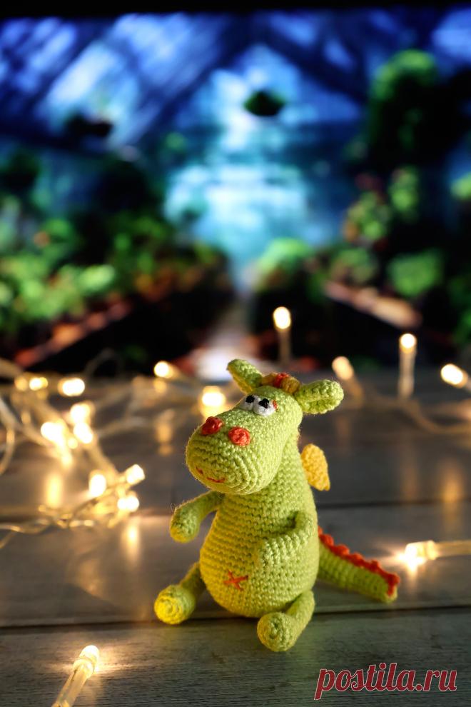 PDF Дракон Митрил крючком. FREE crochet pattern; Аmigurumi toy patterns. Амигуруми схемы и описания на русском. Вязаные игрушки и поделки своими руками #amimore - маленький дракон, дракончик, динозавр, динозаврик.