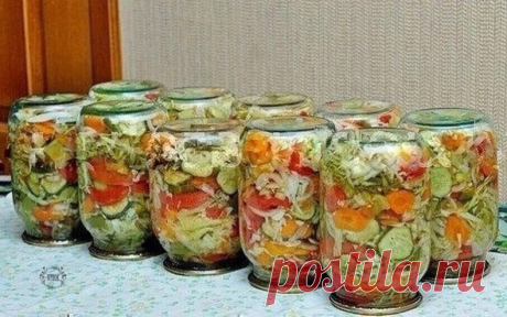 Бомбический салатик на зиму, который я закрываю каждый год, и после зимы ни одной баночки не останется!
Обязательно берите на заметку и готовьте с удовольствием! 
⠀
Ингредиенты:
- капуста – 1 кг;
- болгарский перец – 1 кг;
- помидоры – 1 кг;
- лук – 1 кг;
- морковка – 1 кг;
- огурцы – 1 кг;
- соль – 5 ч.л.;
- растительное масло – 1 ст.;
- уксус – 1 ст.;
- сахар – 5 ст.л.
⠀
Как готовить:
С капусты снимите верхние листики, затем разрежьте капусту пополам или на четыре части....