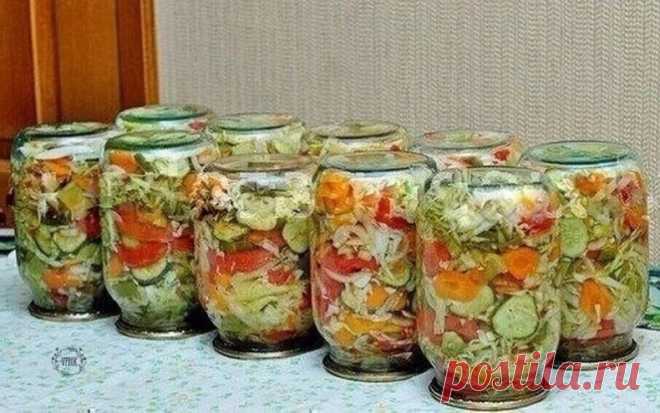 Бомбический салатик на зиму, который я закрываю каждый год, и после зимы ни одной баночки не останется!
Обязательно берите на заметку и готовьте с удовольствием! 
⠀
Ингредиенты:
- капуста – 1 кг;
- болгарский перец – 1 кг;
- помидоры – 1 кг;
- лук – 1 кг;
- морковка – 1 кг;
- огурцы – 1 кг;
- соль – 5 ч.л.;
- растительное масло – 1 ст.;
- уксус – 1 ст.;
- сахар – 5 ст.л.
⠀
Как готовить:
С капусты снимите верхние листики, затем разрежьте капусту пополам или на четыре части....