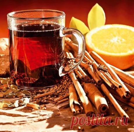 Пунш – это теплый ароматный напиток на основе алкоголя с добавлением фруктов и специй. Напиток родом из Индии не только согревающее вкусное лакомство, но эффективное лекарство, которое можно употреблять при простудных заболеваниях и воспалении горла.