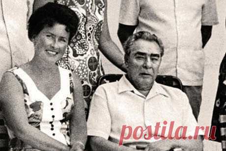 Нина Коровякова была личной медицинской сестрой Брежнева. Говорят, что в последние годы жизни генсека она посадила его на наркотики, а потому пользовалась абсолютным доверием главы государства. Так это или нет, но личность Нины Коровяковой до сих пор хранит много тайн. Мы расскажем вам, стала ли она неразделенной любовью генсека и почему медестру Брежнева называли тайным агентом Андропова.