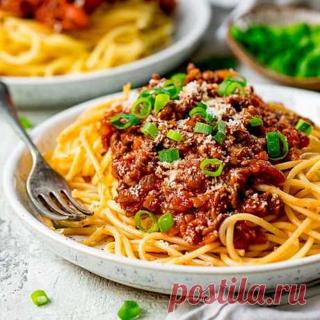 Tobulasis makaronų patiekalas, kurį gaminsite ne vieną kartą! Spaghetti bolognese - spagečiai su bolonijos padažu iš faršo ir sūriu - patiekalas, kurį nesunkiai pasigaminsite pagal šį receptą. Daug gerų, išbandytų receptų, kuriuos privalai išmėginti!