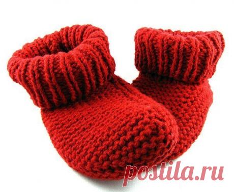 Простые носочки спицами

Очень простые носочки, которые сможет связать даже начинающая вязальщица. Вяжутся на двух спицах и выглядят очень уютно и по-домашнему.
Спицы: 5-5.5 мм прямые
Пряжа: 200 г, толщиной 100г-200 (220)м.
Размер: 40-42

Список сокращений:
Л-лицевая
И-изнаночная
пет. петля
ИС-изнаночная сторона
ЛС-лицевая сторона

Голень:
Набрать 39 пет.
Ряд 1 (ЛС): *Л1, И1. Повторить с * до последней пет., Л1.
Ряд 2 (ИС): *И1, Л1. Повторить с * до последней пет. И1.
Прод...