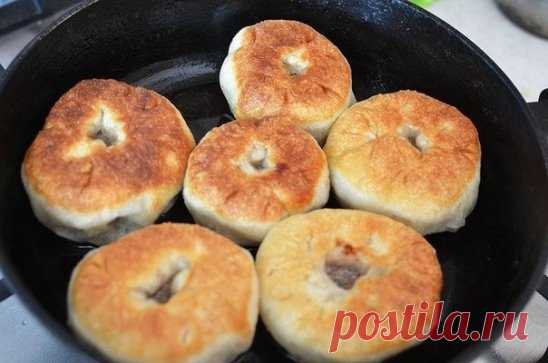 Готовим самые вкусные беляши (перемячи)
Ингредиенты:
Для теста:
- 500 мл теплого молока;
- 100-150гр воды
- 30 г свежих дрожжей или одна пачка сухих;
Для приговления дрожжей, можно использовать молоко:
- 1 кг муки;
- 1 яйцо + 1 желток по желанию
- белок потом можно перемешать с фаршем
- 50-100гр сливочкого масла
- 1.5 ст. л. сахара;
- 1 ч. л. соли;
- 2 ст. л. растительного масла + для жарки.
Для начинки:
- 600-700 г фарша;
- 1 крупная луковица;
- соль и перец - по вкусу.
Приготовление:
фарш