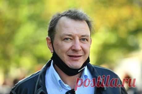 Башаров рассказал о попытке экс-ведущего «Битвы экстрасенсов» вернуться в шоу. Ведущий программы «Битва экстрасенсов» на канале ТНТ Марат Башаров заявил, что его бывший коллега Сергей Сафронов, уволенный за взятки и подсказки, хотел вернуться обратно. «Он говорил: &quot;А за что вы меня уволили? Вот Башаров. Я же не бью жен, как Башаров. Вы его не увольняли, а вот меня уволили&quot;», — вспомнил Башаров.