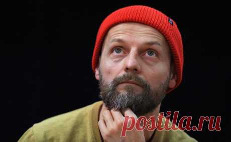 Театр в Братске отменил спектакль по пьесе обвиненного в фейках Вырыпаева. Братский драмтеатр в Иркутской области отменил спектакль по пьесе заочно осужденного по статье о фейках Ивана Вырыпаева, сообщила заведующая литературной частью в театре Елена Чайковская на странице во «ВКонтакте».