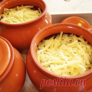 Мясо в горшочке с сыром