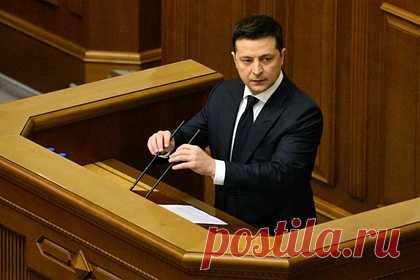 Депутат Верховной Рады назвал Зеленского жалким. Ренат Кузьмин, депутат Верховной Рады от партии «Оппозиционная платформа — За жизнь» прокомментировал пресс-конференцию президента Украины Владимира Зеленского. В своем Facebook он раскритиковал президента и назвал его жалким. Ранее сторонники украинских радикальных организаций закидали офис главы государства монетами.