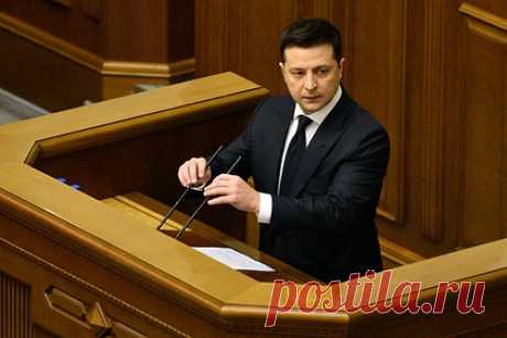 Депутат Верховной Рады назвал Зеленского жалким. Ренат Кузьмин, депутат Верховной Рады от партии «Оппозиционная платформа — За жизнь» прокомментировал пресс-конференцию президента Украины Владимира Зеленского. В своем Facebook он раскритиковал президента и назвал его жалким. Ранее сторонники украинских радикальных организаций закидали офис главы государства монетами.