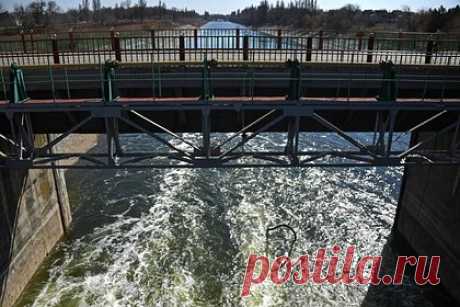 Стало известно о критической отметке уровня воды в Каховском водохранилище. Уровень воды в Каховском водохранилище поднялся до критической отметки. Об этом сообщил член главного совета администрации Запорожской области Владимир Рогов. По его словам, вода поднялась на 17 метров, что на два с половиной метра выше нормы, в районе населенных пунктов Каменка-Днепровская и Великая Знаменка.