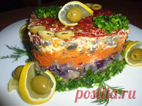 СЕЛЬДЬ ПОД ГРИБНОЙ ШУБКОЙ !!!  **Слоями, под майонез -сетку: 1) сельдь, 2)крас/лук  -ошпарь, 3)морковь -м/тёрка, 4)обжар/грибы, 5)обж/болгар/перец. *Декор: зелень, оливы, лимон.