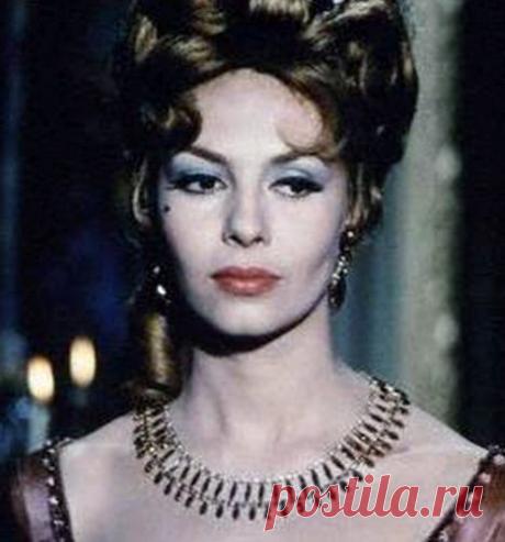 Как сложилась судьба легендарной Анжелики, настоящего секс-символа эпохи