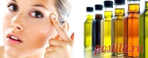 МАСЛА ОТ МОРЩИН ВОКРУГ ГЛАЗ 

Морщинки вокруг глаз появляются одними из первых. Но масла от морщин вокруг глаз помогут от них избавиться. 

1. Оливковое масло от морщин вокруг глаз пользуется популярностью среди заботящихся о своей коже женщин. Самым простым средством от морщин вокруг глаз будут обычные компрессы с оливковым маслом. Достаточно просто смочить ватные диски в масле и положить на глаза минут на 10. После снятия компресса можно сделать легкий массаж подушечками...