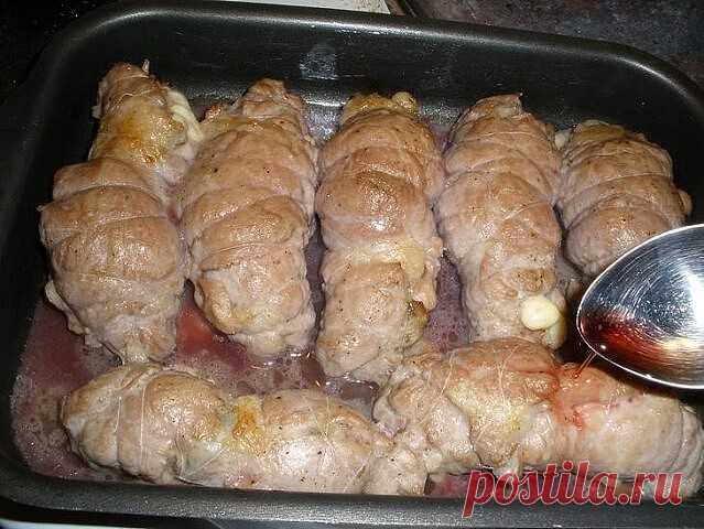 Блюдо - бомба! Женщины в восторге от красоты, мужчины - от вкуса! Здесь есть всё!

СВИНЫЕ РУЛЕТЫ

Сочные и нежные рулетики. Вся суть в начинке. Самой обычной начинкой для мясных рулетиков, как правило, служат грибы и сыр. Я еще попробовала класть ветчину и даже сырокопченую колбасу. Салями придает насыщенный, яркий, пикантный вкус блюду. Муж остался в полном восторге! Оставили пару рулетиков на завтрак, так он, не сдержавшись, ночью прокрался к холодильнику и умял их в хол...