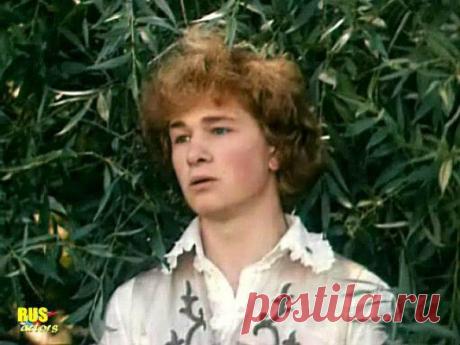 Александр Михайлов
перед ним, казалось, были открыты все творческие &quot;двери&quot;, но Михайлов неожиданно ушел из театра и кино и вместе со своей женой, актрисой Еленой Михайловой, отошел от мирской жизни. Супруги окончили Православный Свято-Тихоновский гуманитарный университет, где Александр получил степень бакалавра религиоведения. Михайловы занимаются авторской духовной песней, выпустили несколько аудиоальбомов с духовными песнопениями.