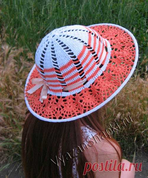 Вязаная шляпа «Оранжевое солнце» (крючком) - Вяжем шапочки Кубышкина Ксения из г.Запорожье прислала пошаговый мастер-класс по вязанию крючком шляпы на лето. И название у нее подходящее — «Оранжевое солнце». В этой шикарной шляпке вы точно будете неотразимы. Чтоб связать такую шляпу с полями, нужно подготовить:  пряжа «Джинс» белого и оранжевого цветов по 50гр; ножницы; крючок 2,5 мм; китовый ус 1 м 20 см; …