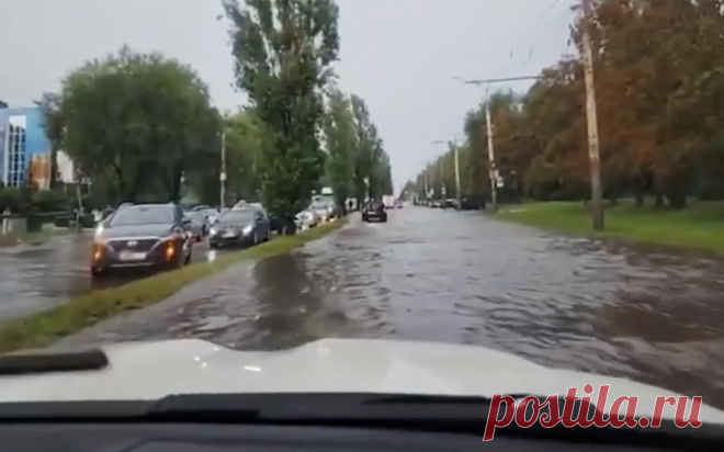 Воронеж накрыл сильный ливень. Видео. Сильный ливень накрыл Воронеж в воскресенье, сообщает портал «Воронежские новости».