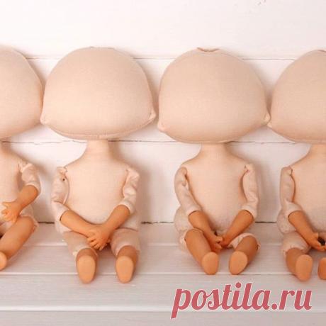 Домашние дома, погода нелетная))), дочка занимается приборкой, муж шуршит на кухне, готовит вкуснятину (это он умеет и любит), а жена-мать?, а я в своём рабочем уголке...