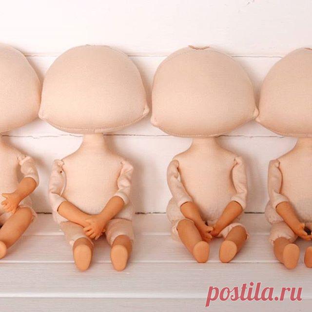 Домашние дома, погода нелетная))), дочка занимается приборкой, муж шуршит на кухне, готовит вкуснятину (это он умеет и любит), а жена-мать?, а я в своём рабочем уголке...