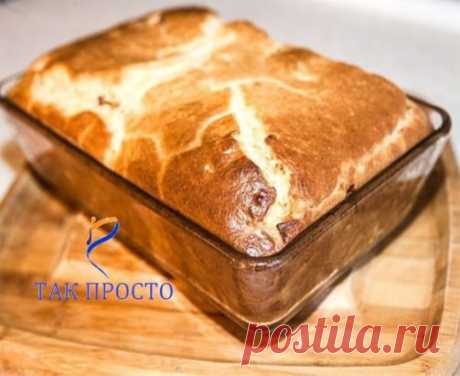 ПРОДУКТЫ ДЛЯ ЭТОГО ПИРОГА, НАЙДУТСЯ В КАЖДОМ ДОМЕ. ПРОСТО И ВКУСНО! 
Ингредиенты: 
— 1 стакан муки 
— 1 стакан кефира 
— 2 яйца 
— 0.5 ч. ложка соли 
— 1 ч. ложка соды 
Начинка: 
— 300 гр фарша 
— 2-3 лук, порезать кубиками 
— соль, перец — по вкусу 
Приготовление: 
В кефир добавляем соду и оставляем минут на 5. Затем добавляем остальные ингредиенты и хорошо перемешиваем. 
Выливаем половину теста в форму, смазанную маслом и посыпанную мукой. 
Выкладываем сырой фарш, смешанный с луком, при