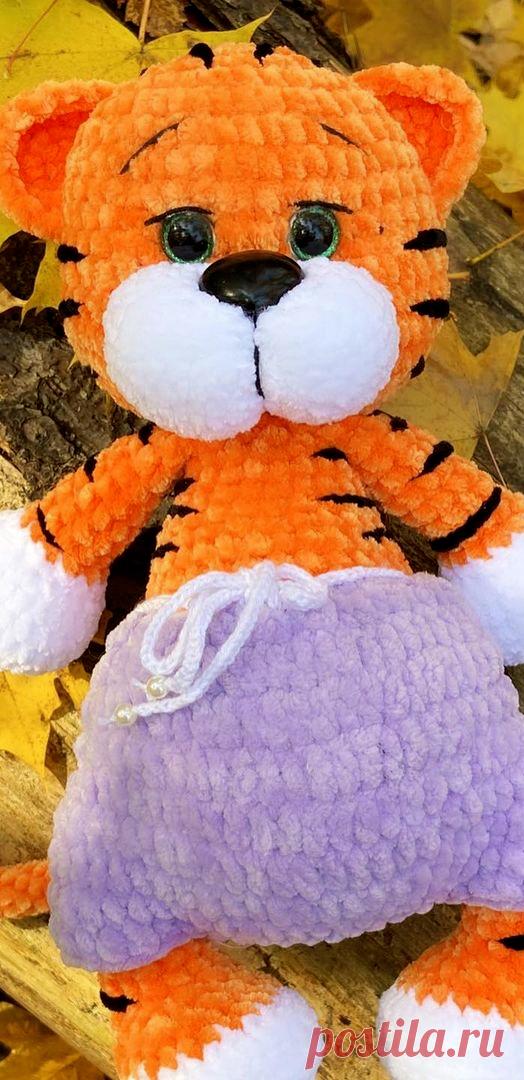 PDF Тигр Рокки крючком. FREE crochet pattern; Аmigurumi animal patterns. Амигуруми схемы и описания на русском. Вязаные игрушки и поделки своими руками #amimore - плюшевый тигр, большой тигренок из плюшевой пряжи, котик, кот, кошечка, кошка, котенок.