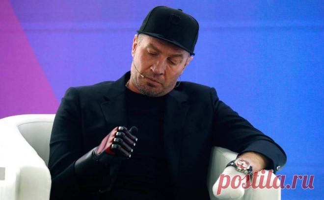 Песков назвал Костомарова примером абсолютной силы воли. Использующий протезы Роман Костомаров в декабре смог исполнить с Татьяной Навкой фрагмент из олимпийской программы «Кармен». Дмитрий Песков считает, что фигурист с такой силой воли будет примером для многих