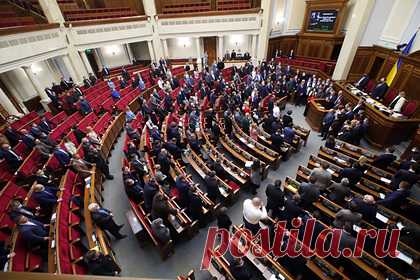 На Украине заявили о желании России восстановить «советскую империю». Украинские политики заявили о желании России восстановить «советскую империю» и поблагодарили западные страны за военную и дипломатическую помощь Украине. Группа депутатов от партии «Европейская солидарность», выступая на трибуне Верховной Рады, взяла с собой флаги европейских стран и перешла на английский.