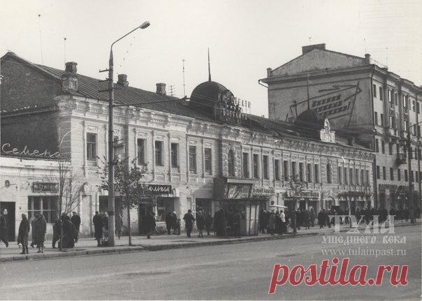 Август 1970 года #Тула Бывшее здание крупного тульского лесоторговца В.А. Матвеева, во дворе которого находился кинотеатр им. Бабякина. Снесен в середине 1980-х годов. На его месте в 2003-2004 годах был построен ТЦ 