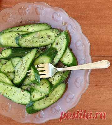 Салат-простой до изумления, и вкусный до безобразия 

 
Простой и лаконичный, даже примитивный.Ничего в нем нет, кроме свежих, вкусных, сочных огурцов. И заправки. Но в ней вся суть!Все дело в сухой мяте!4 огурца2 зубчика чеснока (у нас как раз начался…
