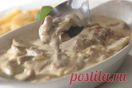 Тушеное мясо в сметане
на 100 грамм - 85.5 ккал
Б/Ж/У - 10.59/3.65/1.9

Ингредиенты:
говядина или куриное филе - 400 г ;
соленые огурцы - 5-6 шт.;
луковица - 1 шт.;
сметана нежирная (10%) - 200 г;
оливковое масло 1 ст. л.

Способ приготовления:
Обжариваем мясо с луком. Солим, добавляем мелко нарезанные огурцы, немного тушим что бы огурцы дали сок. Добавляем сметану, если слишком густо то добавляем немного воды, приправляем специями и тушим 20 минут.

Приятного аппетита!