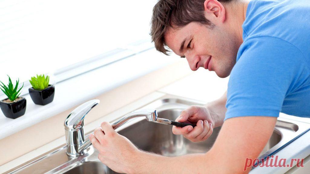 Как разобрать однорычажный смеситель: правила ремонта и нюансы процесса Как разобрать однорычажный смеситель Однорычажные смесители практически полностью вытеснили из кухонь и ванных комнат своих вентильных собратьев. Это и понятно, они более удобны в эксплуатации. Но даже новая конструкция не стала исключением в плане выхода из строя её деталей или частей. Поэтому подтёки из мест соединений, капающая из носика смесителя вода – это все те старые неприятности, с которыми вс...