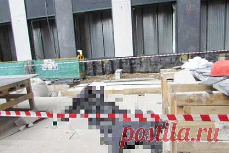 В Москве рабочего убило сорвавшимся с высоты газобетонным блоком. В Москве на строящемся объекте рабочий погиб из-за упавшего на него с высоты газобетонного блока, его коллегу госпитализировали. Несчастный случай произошел на одном из строительных объектов на Шелепихинской набережной. По факту гибели человека проводится процессуальная проверка.