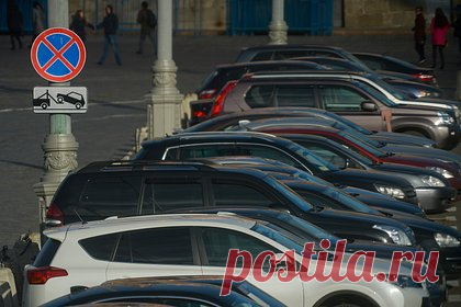 Российским автомобилистам назвали признаки мошенника на подставном эвакуаторе. Российских автомобилистов предупредили о риске встретить на дороге подставной эвакуатор. Мошенника можно определить по неряшливому виду и старому спецтранспорту, рассказал юрист Илья Русяев. Он также посоветовал всегда уточнять стоимость услуг, адрес автосервиса, в который будет доставлена машина.