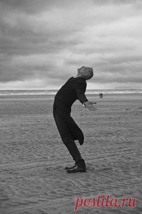 До тех пор, пока ты не принял окончательное решение, тебя будут мучить сомнения, ты будешь все время помнить о том, что есть шанс повернуть назад, и это не даст тебе работать эффективно. Смелость придает человеку силу и даже магическую власть. Решайся! Иоганн Вольфганг Гёте