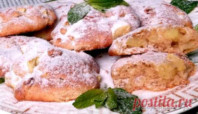 Яблочное печенье с изюмом Печенье, чем то напоминающее мягенькие прянички. Осень нежное и ароматное.  1 яйцо5 ст.л. сахара0.5 ч.л. соли1 ч.л. ванильного сахара1 ч.л. разрыхлителя150 гр. муки3 ст.л. майонеза60 - 70 гр. сливочно...